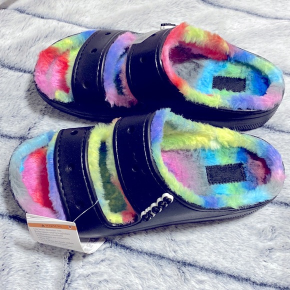 Crocs classic cozzzy spray dye lined sandals - Picture 10 of 15